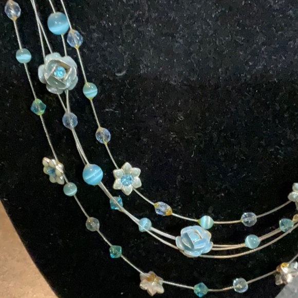Costume jewelry. Necklace with light blue beads with little flowers - Picture 2 of 4